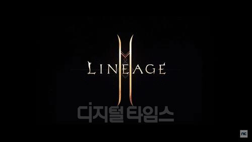 '리니지2M'에서 신화 무기(위)를 뽑으려면 '신화 제작 레시피'(파란색 원)가 필요한데, 신화 제작 레시피는 '고대의 역사서'(아래)를 1장부터 10장까지 모아야 만들 수 있다. 고대의 역사서는 희귀·영웅·전설 등 3가지 종류의 레시피로 만들어야 한다. 이런 여러 겹의 확률형 아이템 구조에서 엔씨는 일부 확률을 공개하지 않고 있어 자율규제를 어기는 것 아니냐는 의혹을 받고 있다. 엔씨소프트 제공
